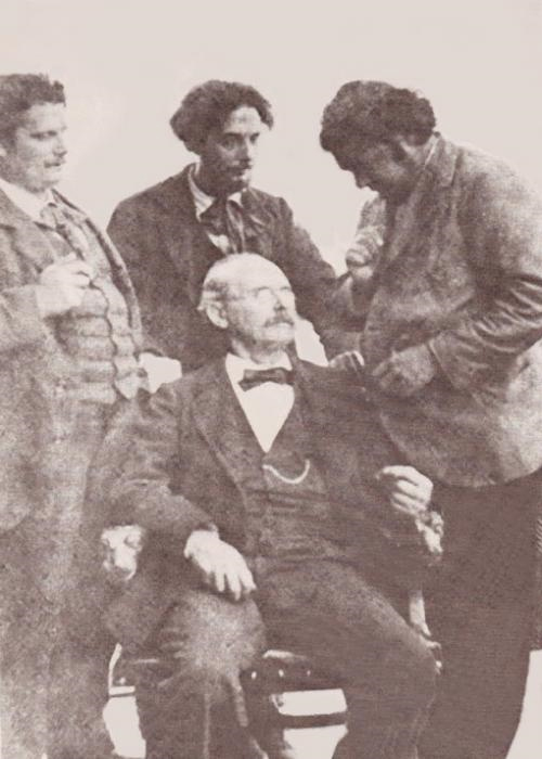 Théo Ysaÿe debout (au centre), en compagnie de ses frères Joseph (à gauche) et Eugène (à droite) et de son père Nicolas en 1899