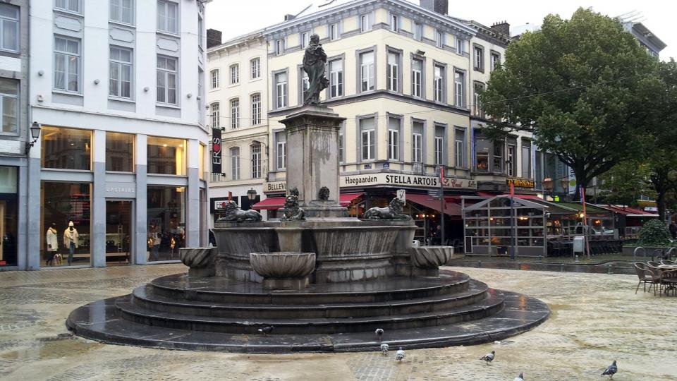 Fontaine à la Vierge, en Vinâve d'Île. Cette fontaine est surmontée d'une Vierge à l'Enfant sculptée par Jean Del Cour.