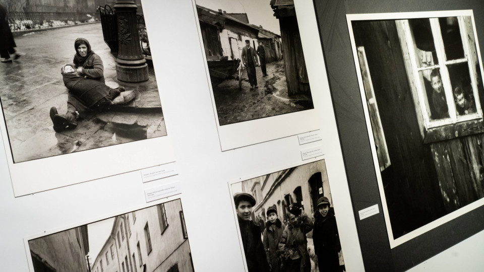 6_Photos des salles de l'exposition "Simenon, images d'un monde en crise" - Copyright : Grand Curtius - Ville de Liège