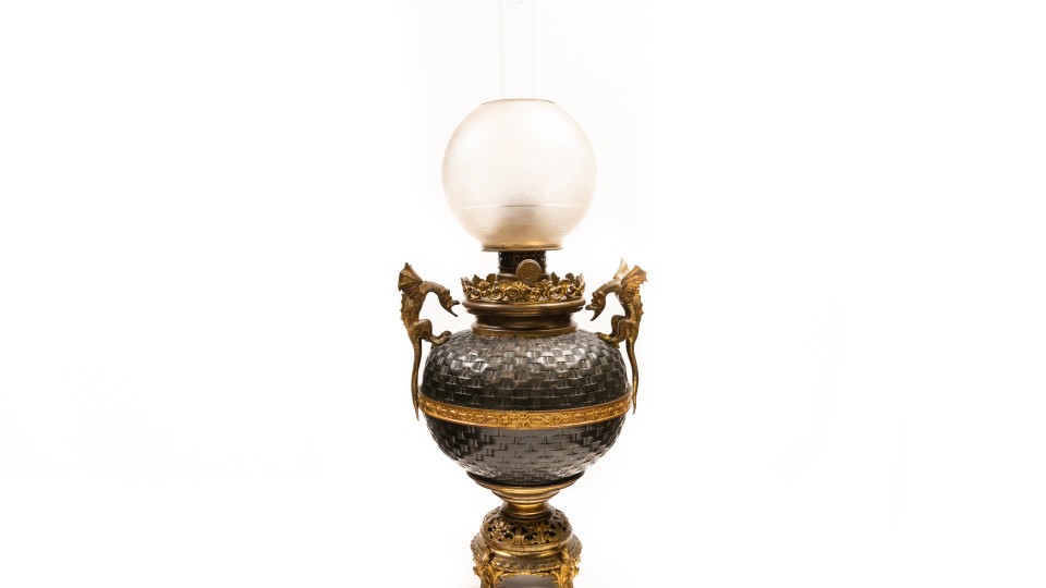 Une lampe à pétrole avec vase décoratif - Objet du mois - Musée Grand Curtius - Liège