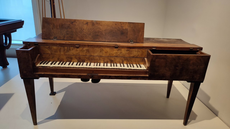 Espace César Franck Grand Curtius piano-forte datant de la fin du XVIIIe siècle