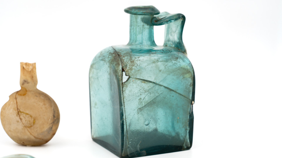Objet du mois de septembre 2025 - Bouteille carrée - Senteurs et cosmétiques de l’Antiquité - Grand Curtius - Musée de Liège